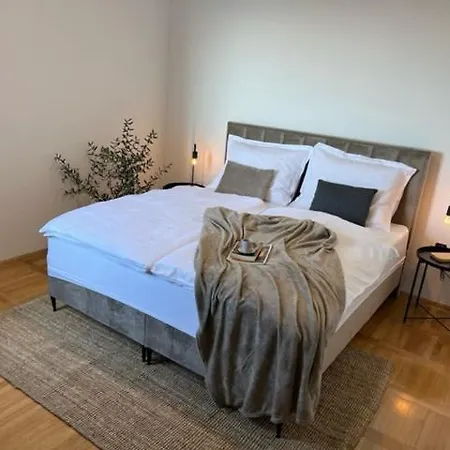 Panoramic Seaview Apartment, Renovated With New Aircons 아파트 오파티아